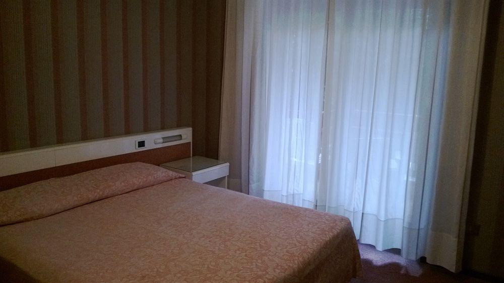 Hotel Desiree - Garda Lake Collection Sirmione Ngoại thất bức ảnh