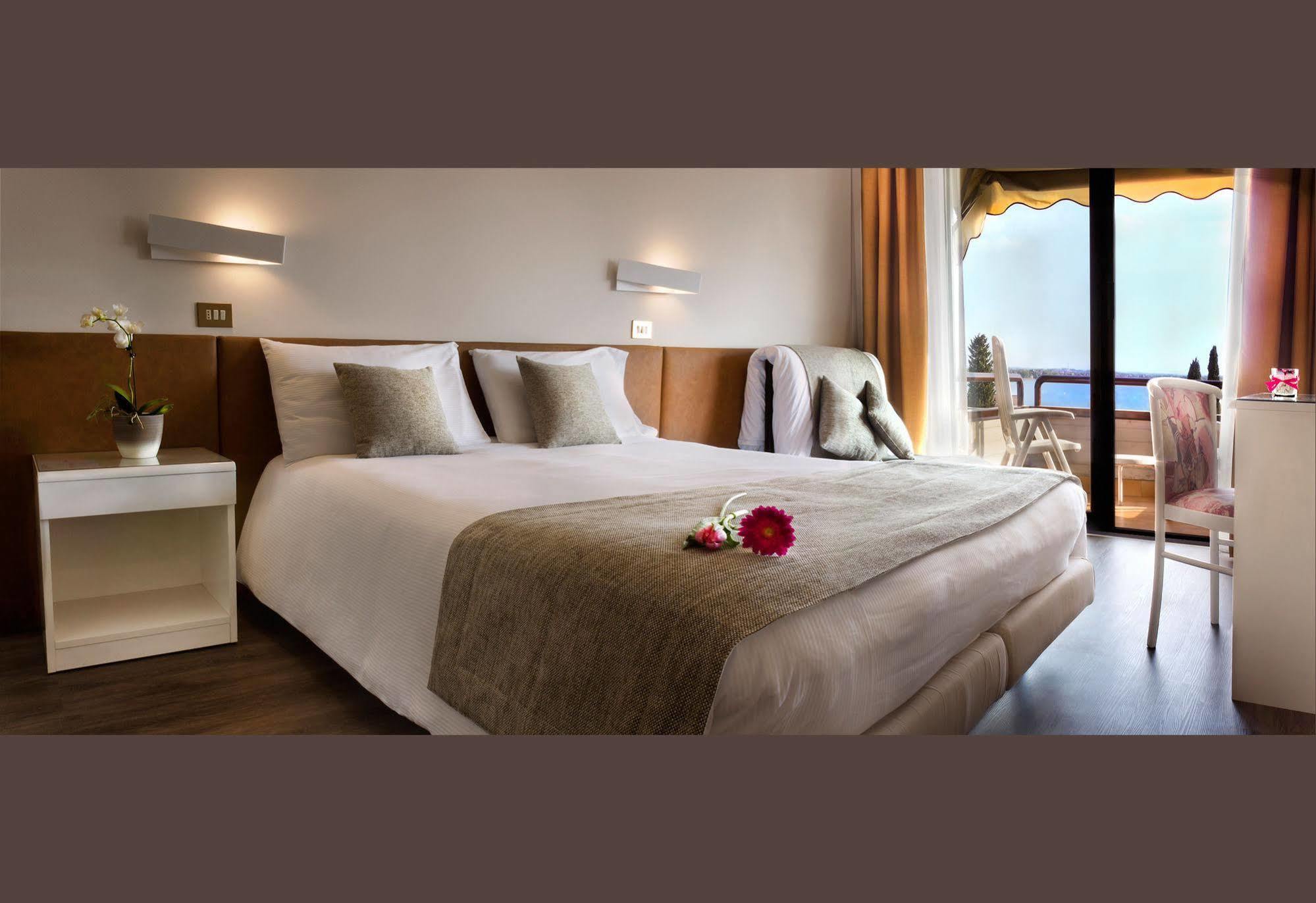 Hotel Desiree - Garda Lake Collection Sirmione Ngoại thất bức ảnh